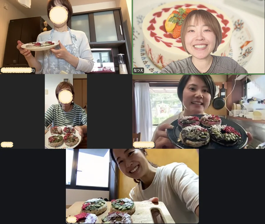 体験レッスンの集合写真。完成したロードーナツを見せる参加者のみなさん