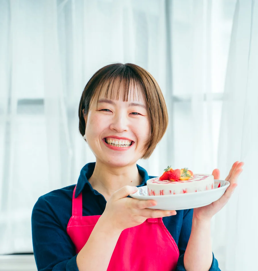 お皿を持って笑うなつえ
